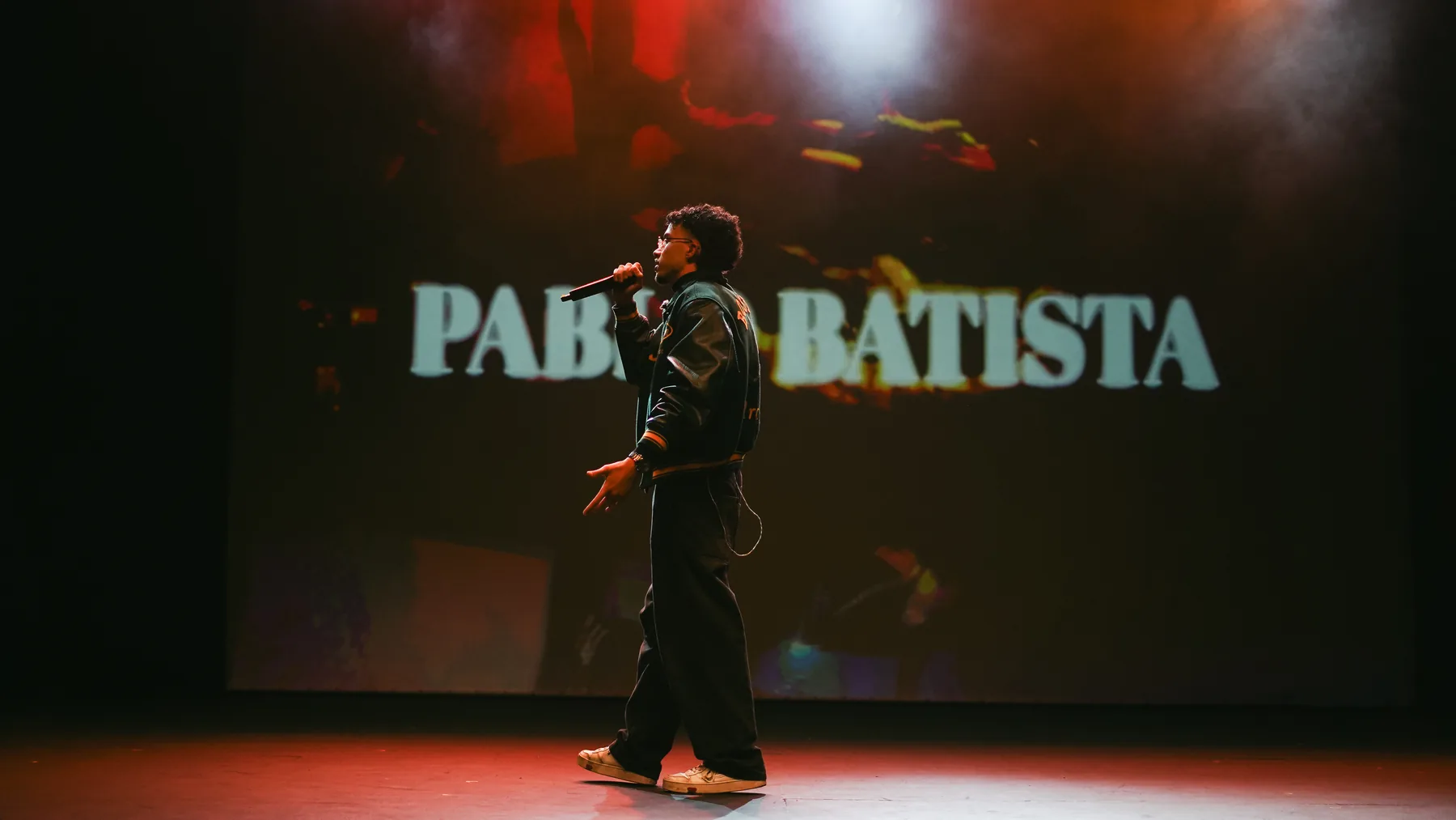Pablo Batista en directo sobre el escenario