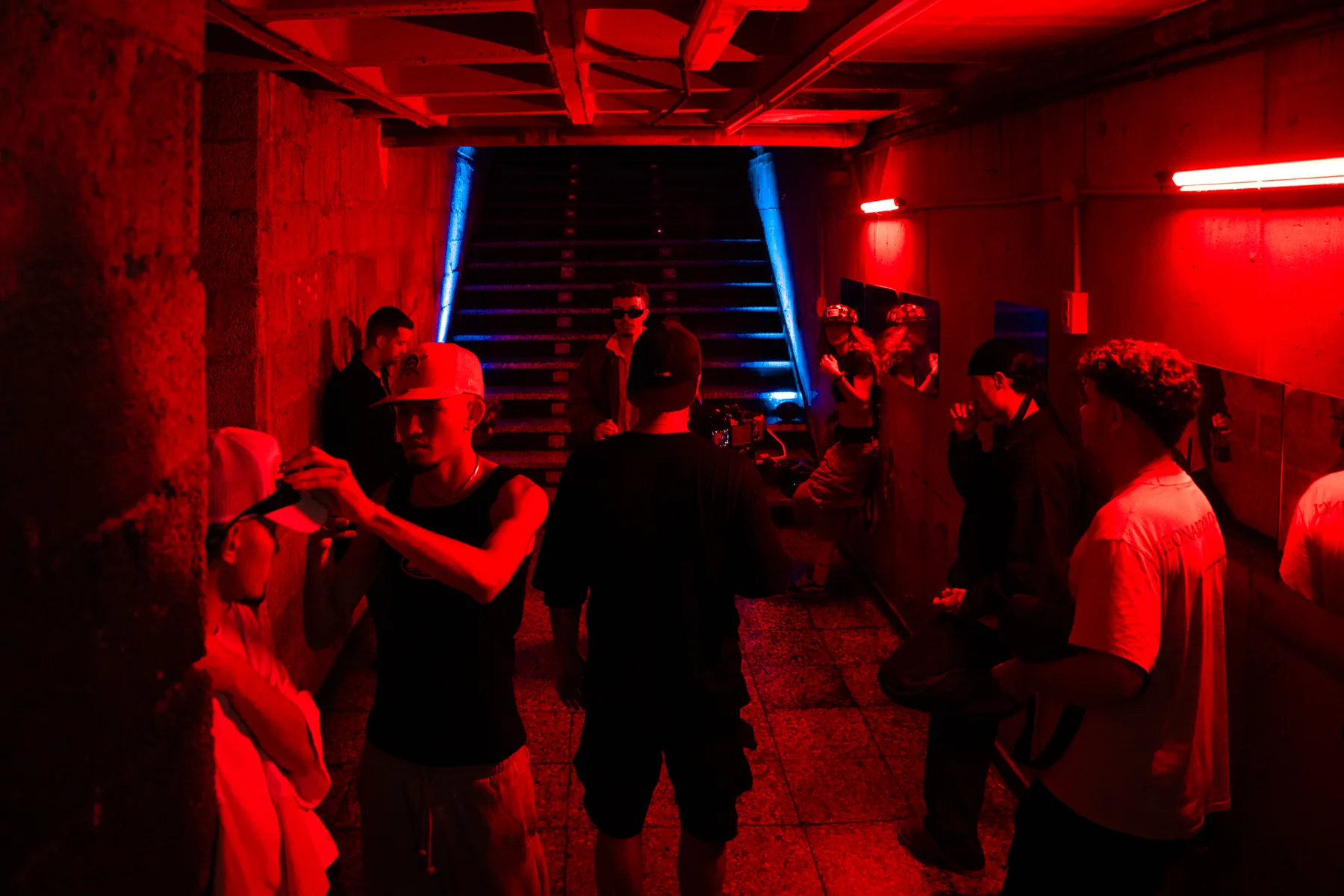Backstage iluminado en rojo